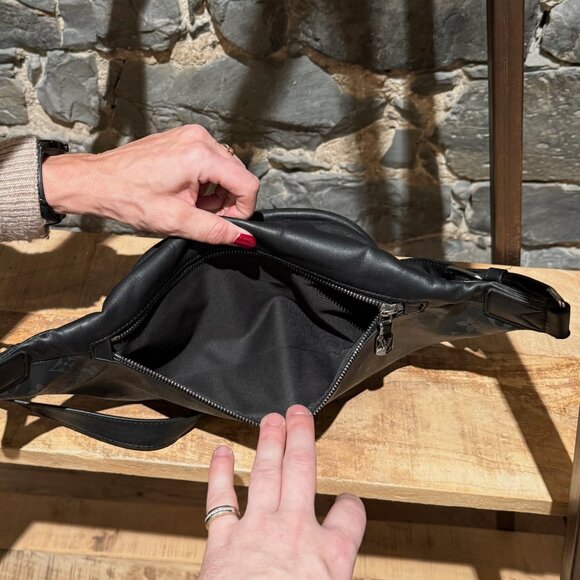 Louis Vuitton 2020 Black Eclipse Monogram Discovery Bumbag - Picture 10 of 15